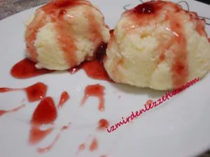 Çilek Soslu İrmik Tatlısı