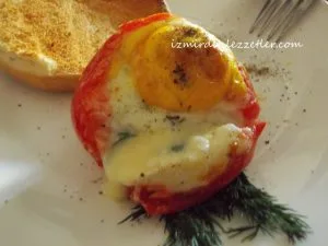 Domates İçinde Peynirli Yumurta