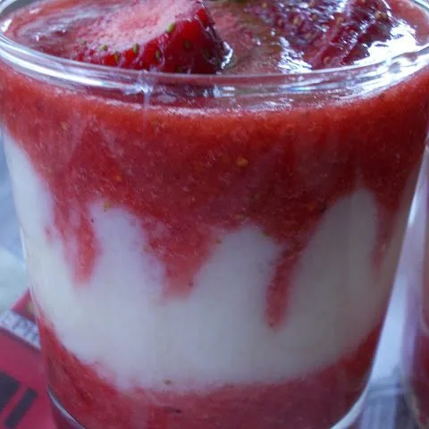 Çilek Soslu İrmik Tatlısı