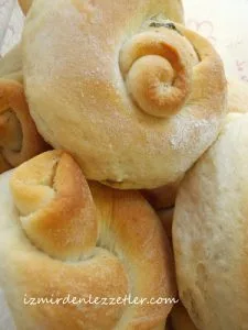 Otlu ve Sarımsaklı Düğüm Ekmek