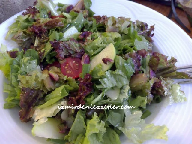 VİNAİGRETTE SOSLU YEŞİL SALATA
